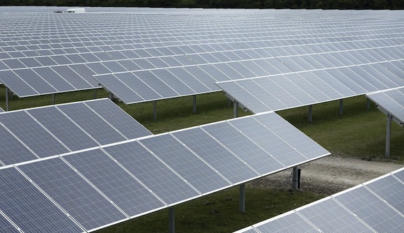 IEA: Investice do čisté energie jsou dvojnásobné oproti fosilní